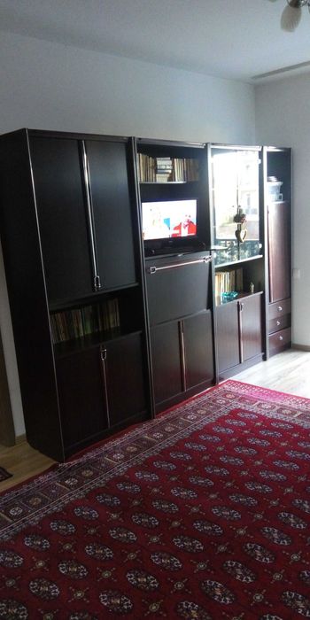 Vând mobila sufragerie/vitrină, corpuri închise cu polițe