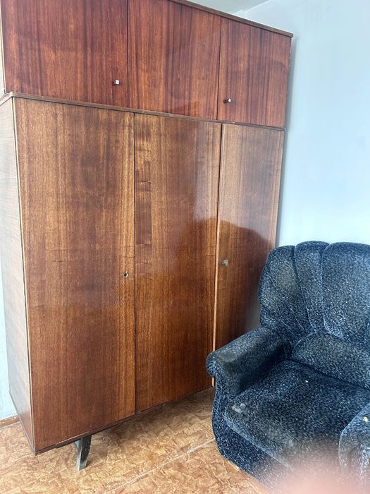 Шкаф бельевой и гарнитур