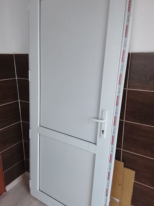 Пластиковая дверь