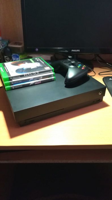 Игровая приставка Xbox One X