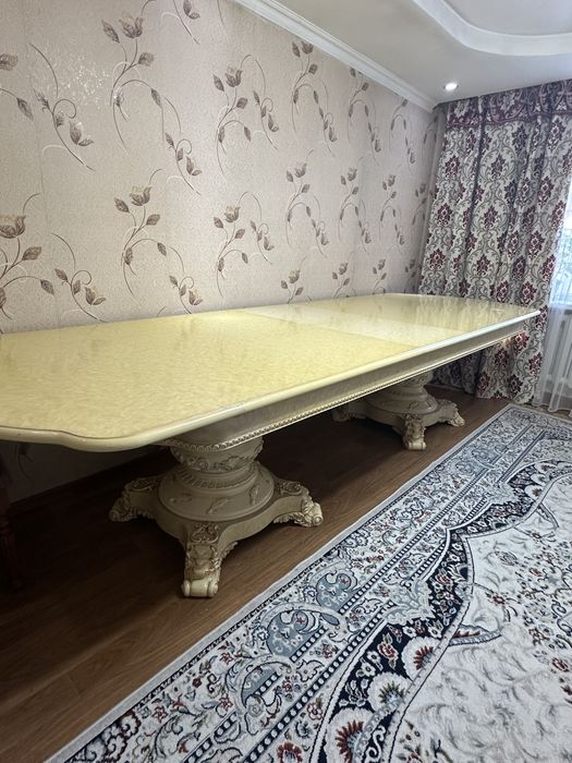 Гостиный стол из дерева