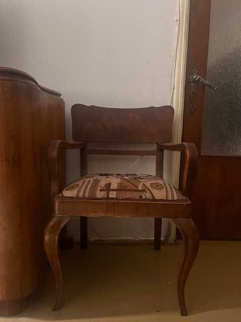 Mobilă veche din lemn de nuc din Perioada interbelică