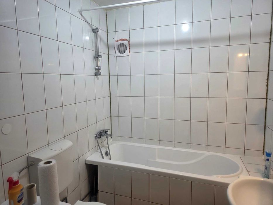 Închiriez Casa singur in curte