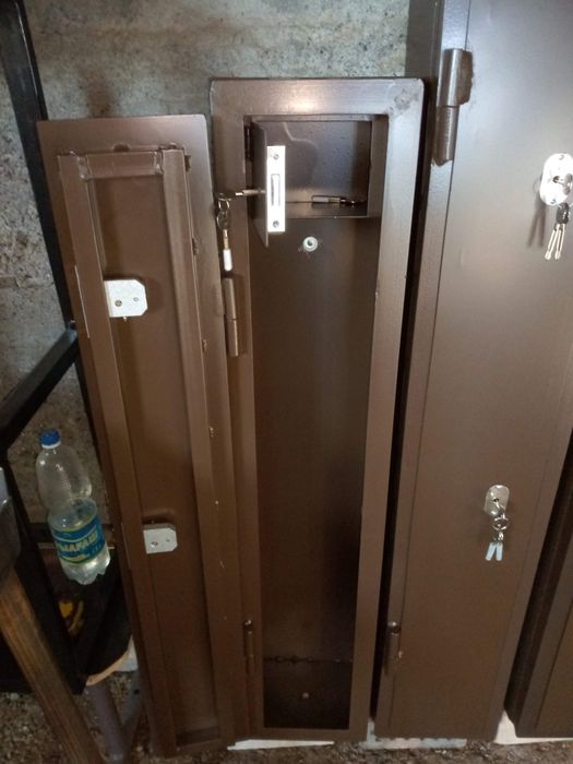 Сейф металлический, тройка