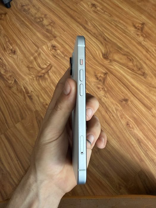 Vând Iphone 15 ( 77% sanatatea bateriei )