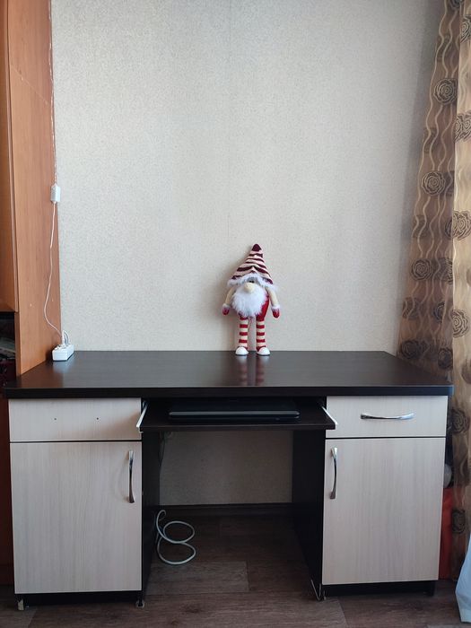 Продаю письменный стол. Размер:140*60