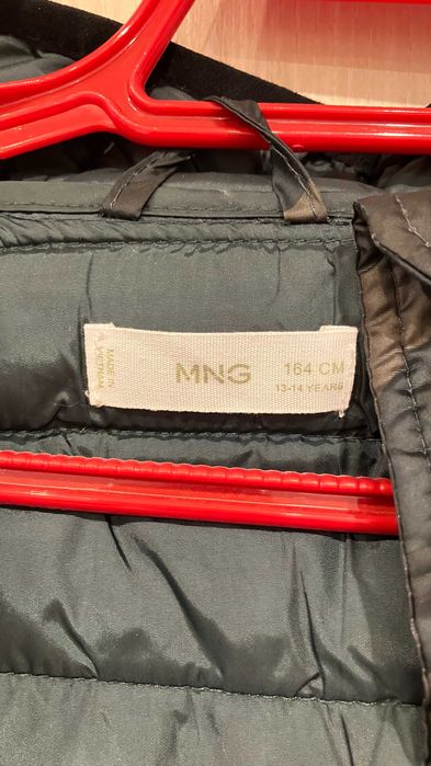 Капитониран елек MANGO с качулка и вата