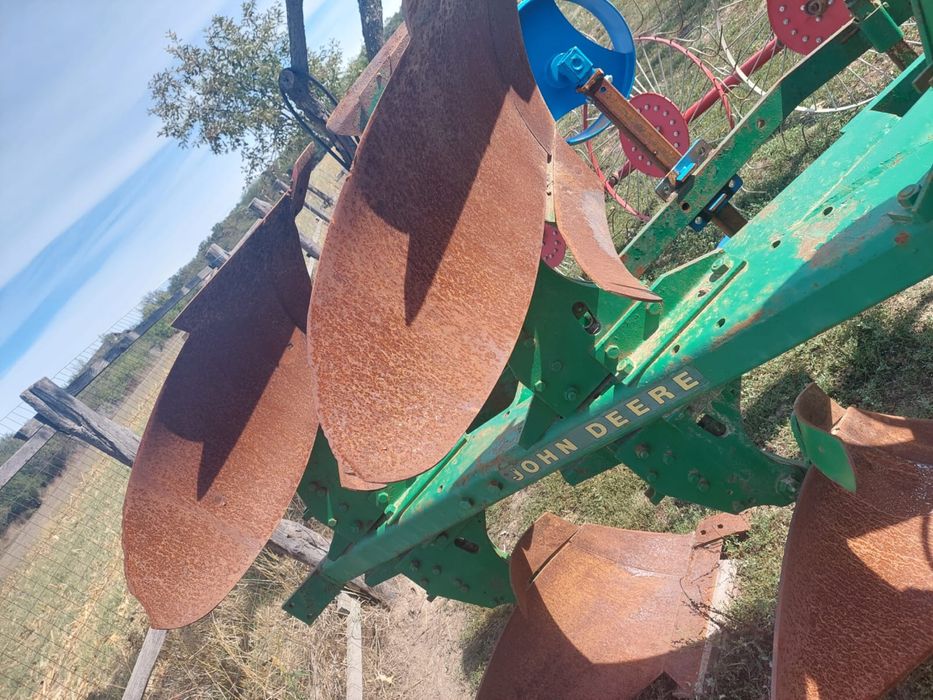 Plug reversibil trei brazde  John Deere