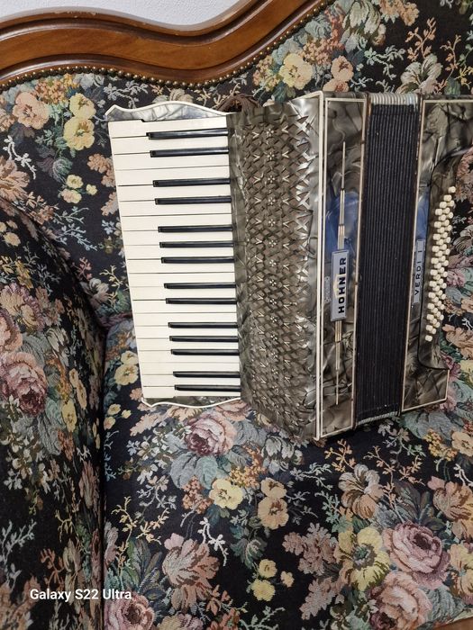 Vind acordeon hohner verdi 1 cu  48 de basi vechi