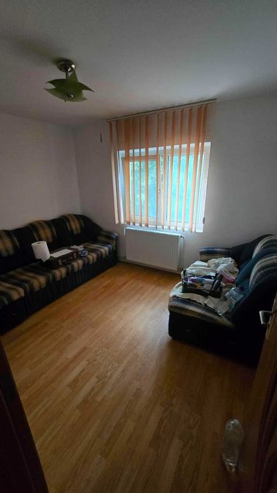 Vand apartamnet cu 3 camere in Bârlad zona gari aproape de scoala 11 apartament semidecomand pret 67 mii€ putin negociabil ata