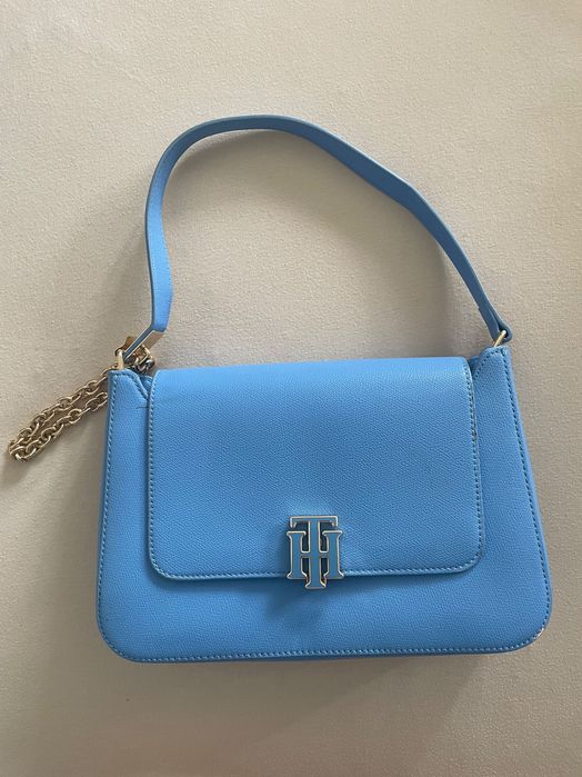 Geantă Tommy Hilfiger albastră cu lanț auriu – originală