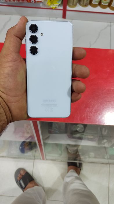 Samsung A 55 holati yangi karobkasi bor xotirasi 8 256 srocniga sotama