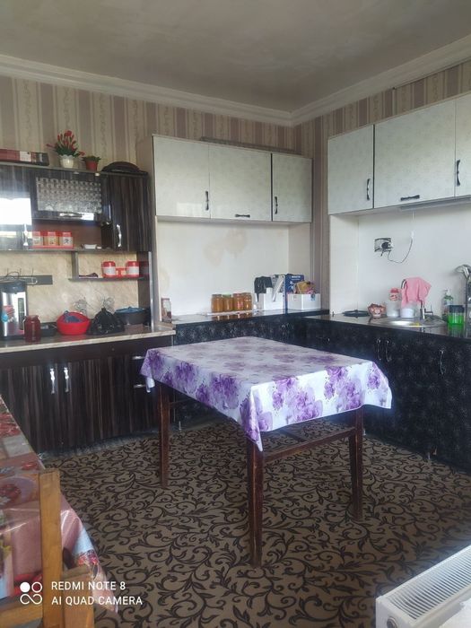 Uy sotiladi fayzli hovli srochna 5 xona oshxona 2ta tuvalet 2 ta homom