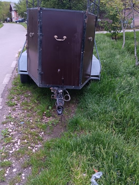 Vând remorca de animale