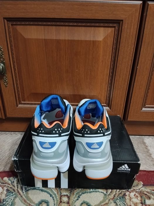 Продам новые кроссовки  Adidas