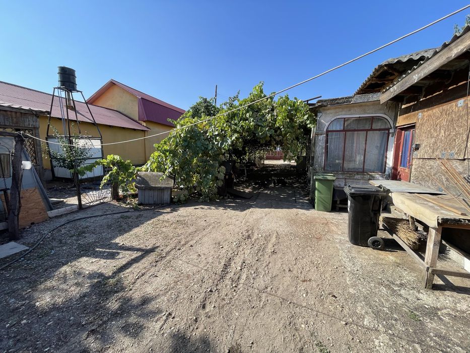 Teren intravilan 1073mp si casa de vanzare Nanov