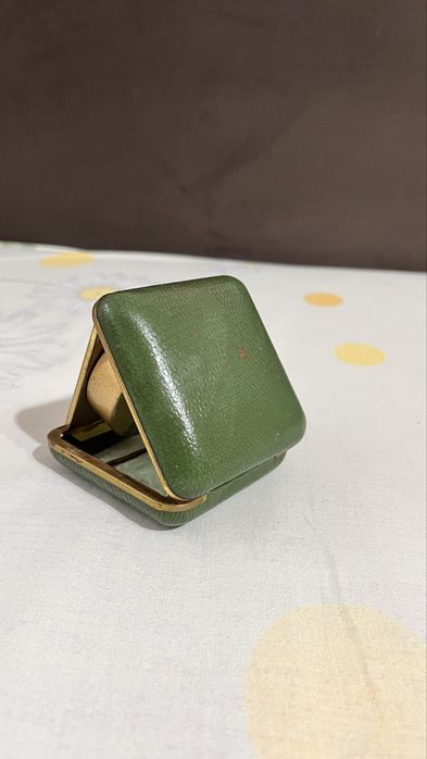 Стар часовник в кутия