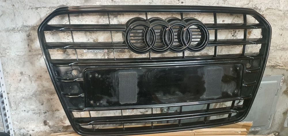 Оригинална предна решетка за Audi A4