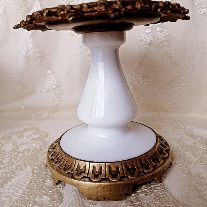 Месинг и млечно стъкло.