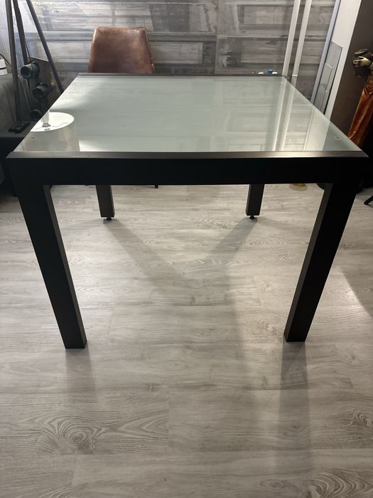 Трапезна маса , цвят венге и стъкло