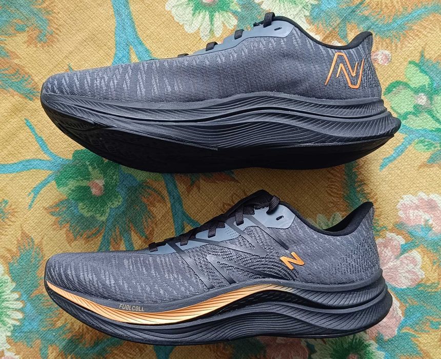 Маратонки NEW BALANCE FuelCell Propel v4 размер 44 и NEW BALANCE Evoz v3 размер 43. Нови.