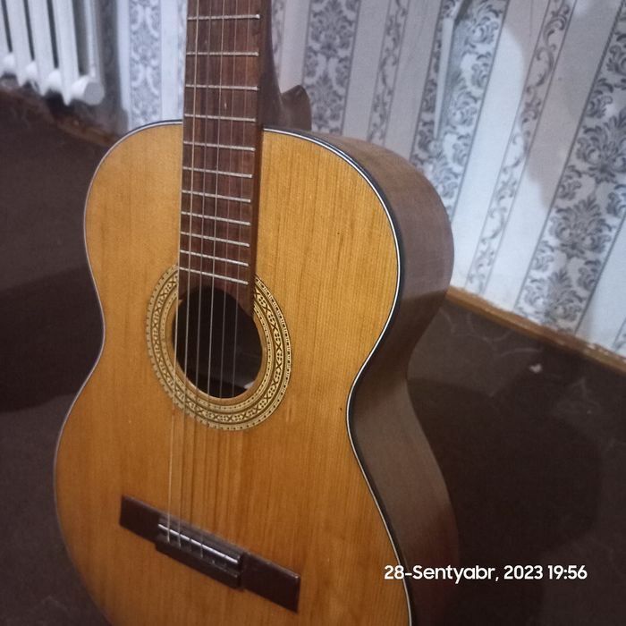 Gitara classic srochna sotiladi holata yaxshi
