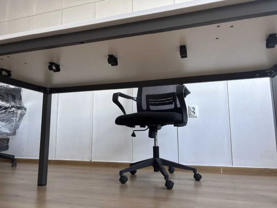 Офис бюро и стол