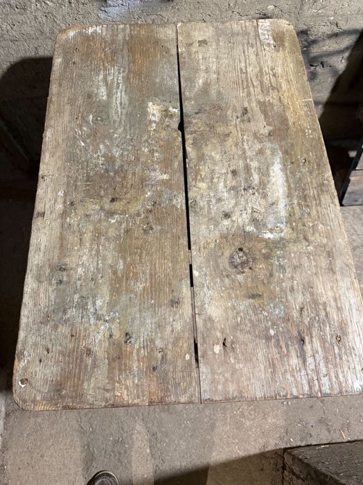 Малка дървена маса