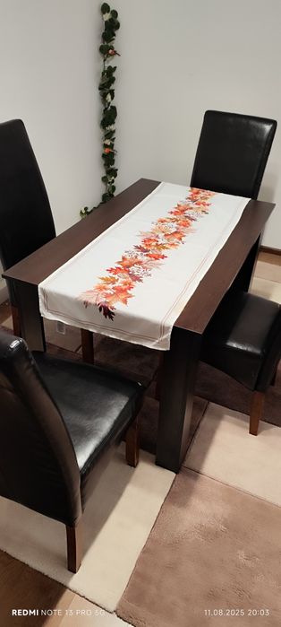 Трапезна маса с четири трапезни стола и холна маса