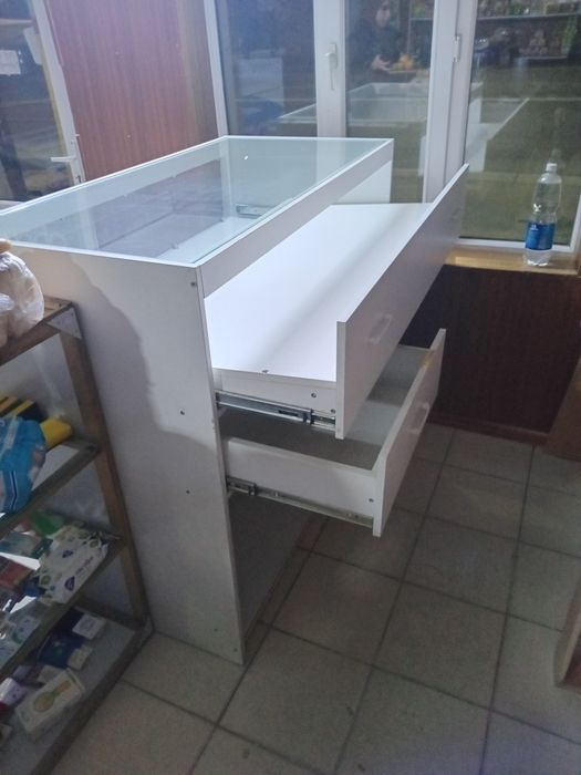 Две витрины под аксессуары или ювелирку.