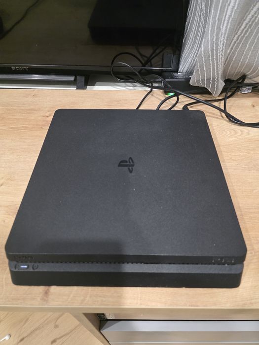 Продам PS4 slim в хорошем состоянии