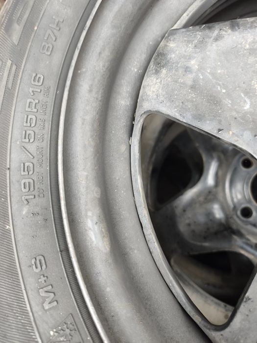 Vând set 4 roți de iarnă cu jante și capace originale Dacia anvelope Debica dot 48  2024