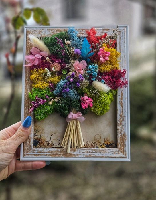 Красива картина букет за всеки повод декориран със скандинавски мъх