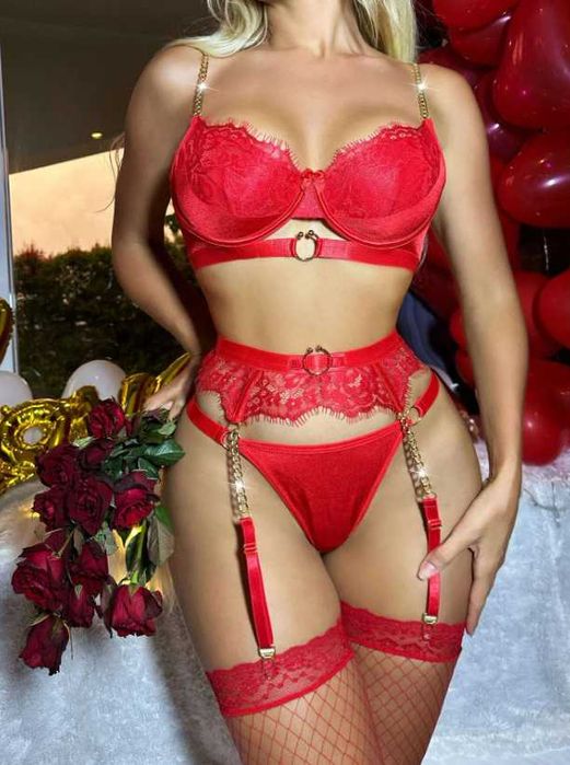 Set lenjerie sexy cu lanturi aurii, portjartier si ciorapi plasa