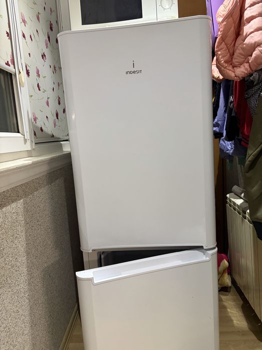 Продам холодильник Indesit