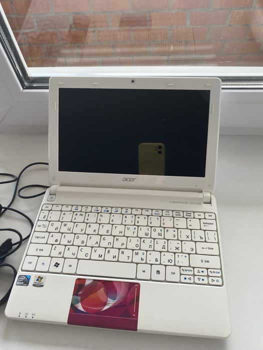 Нетбук Acer белого цвета