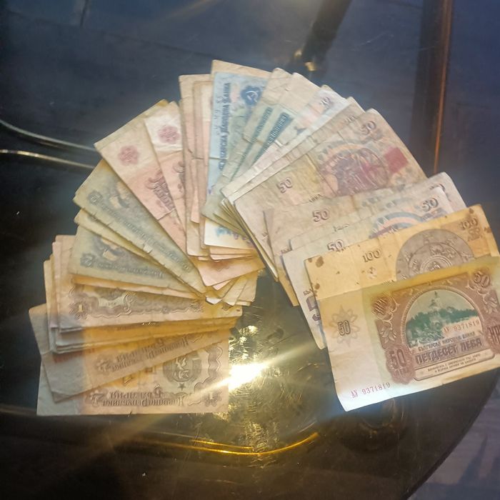 49 броя книжни банкноти