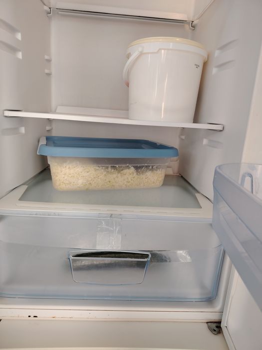 Frigider cu congelator. În stare buna de funcționare.