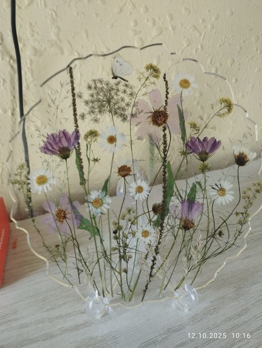 Панно картина из настоящих цветов и эпоксидной смолы с сухоцветами