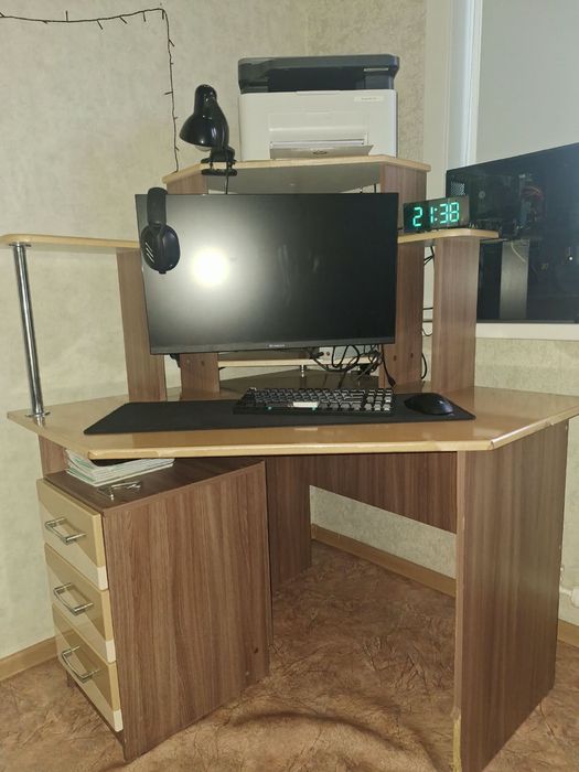Кресло и компьютерный стол