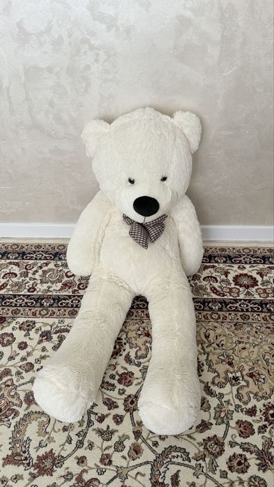 Большой плюшевый медведь