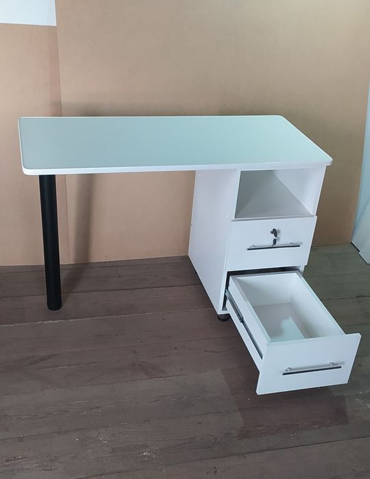 Маникюрный стол новый