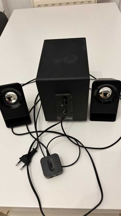 Boxe PC Logitech Z213 perfect funcțional, mic defect estetic