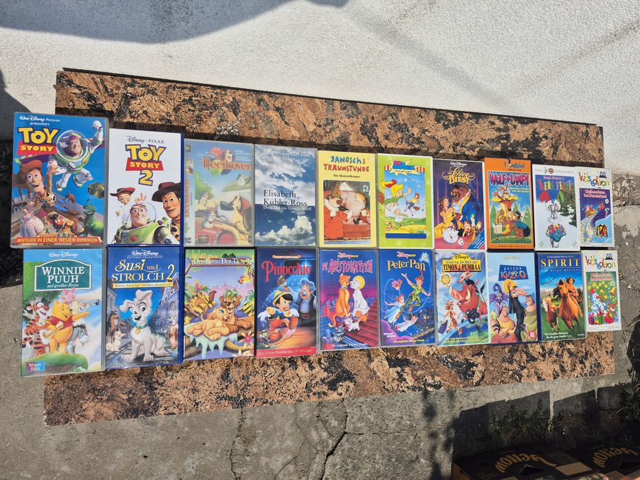 Vând 50 casete video VHS originale cu filme animație