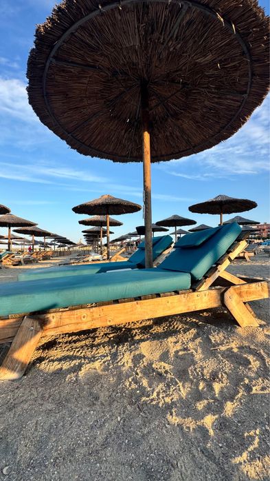 Vand saltele ptr sezlonguri, sezlonguri din lemn si umbrela din stuf