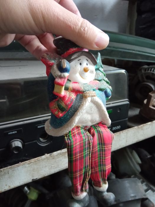 Vand jucarie de lemn Mos Craciun vechi plus inca o jucarie mos Craciun