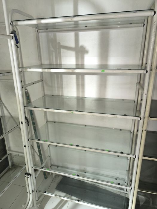 Стелажи и щанд маси за магазин