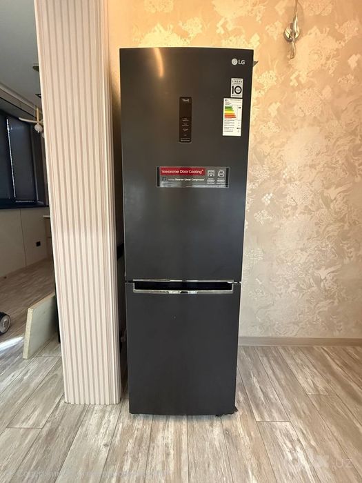 Холодильник LG серого цвета