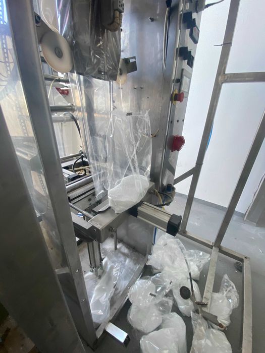 Пакетираща вертикално, тегловна машина за пакети от 1-4кг, почти нова