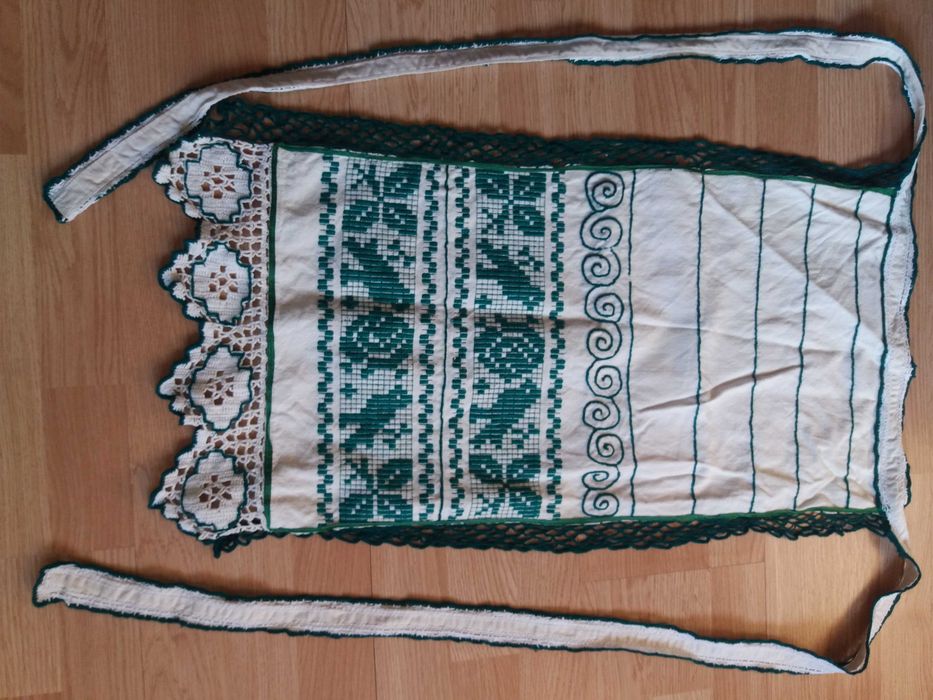 Șort vechi, cusut de mână (probabil zona Arad)